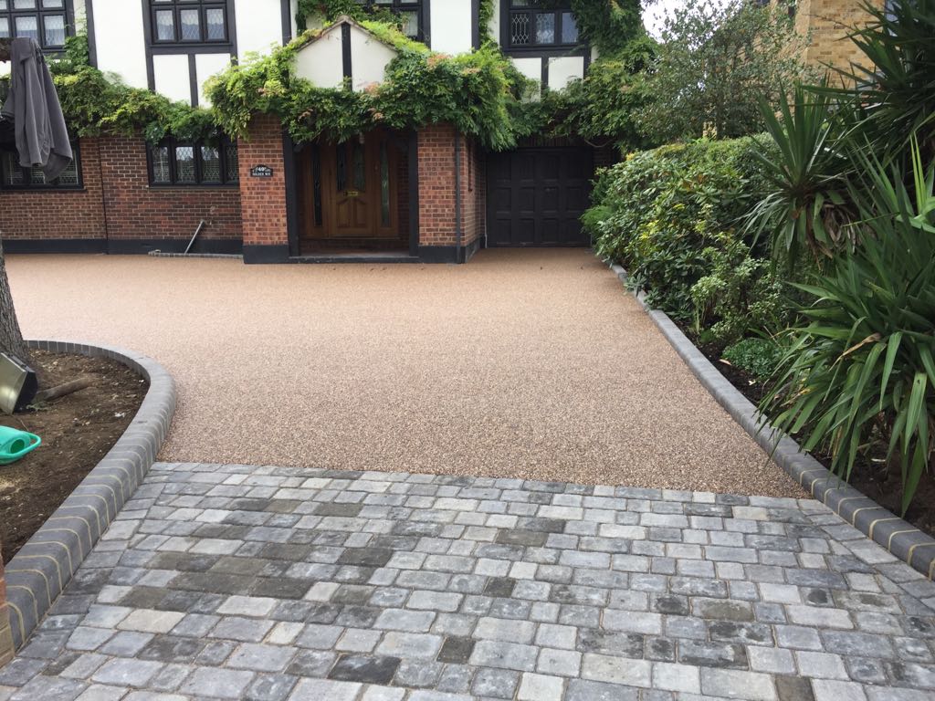 Resin Bound Driveway with Granite Crossover Gallery Image